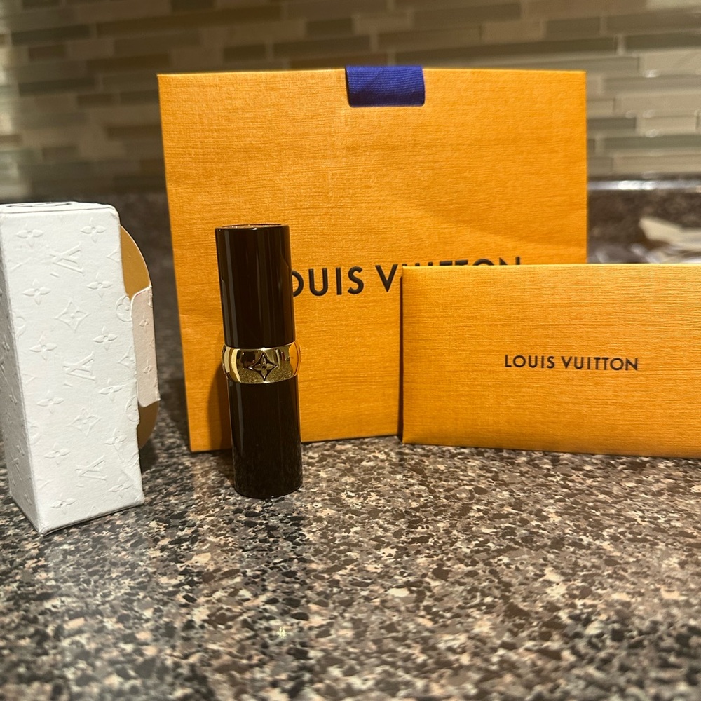 Louis Vuitton Lipstick - used once
Colour: Rose Eugénie 
Comes w/all packaging